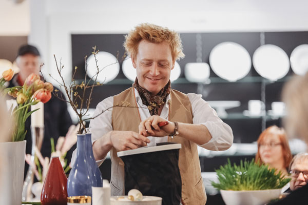 Björn Kroner-Salié im Manufaktur Werskverkauf schneidet Tulpen für Dekoration zu